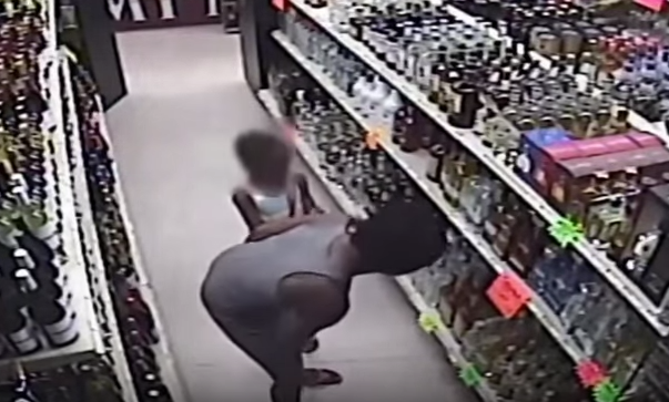 Madre enseña a su hija cómo robar en una licorería: Así actuó la pequeña