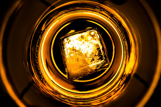 Pasajera no pudo subir lujosa botella de coñac a su vuelo: Así lo solucionó