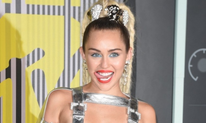 Critican a Miley Cyrus en Inglaterra por publicidad 