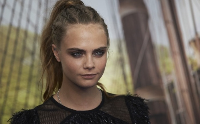 La modelo Cara Delevingne mostró más de la cuenta por saludar a sus fans