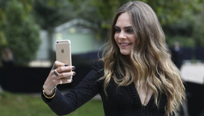 Los brutales tuits de Cara Delevingne tras ser acosada por paparazzis en Milán