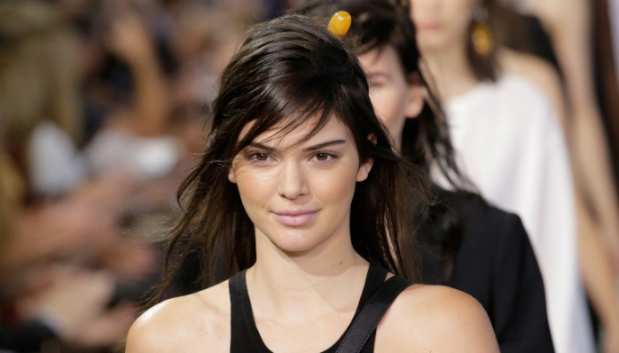 Kendall Jenner dejó ver su nuevo “pezón-piercing” con osada transparencia