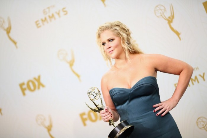 Escotes y transparencias se tomaron la alfombra roja de los Emmys 2015