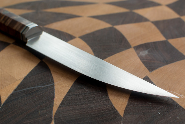 Arrestan a mujer que tenía 3.700 cuchillos y espadas en su casa: colgaban del techo