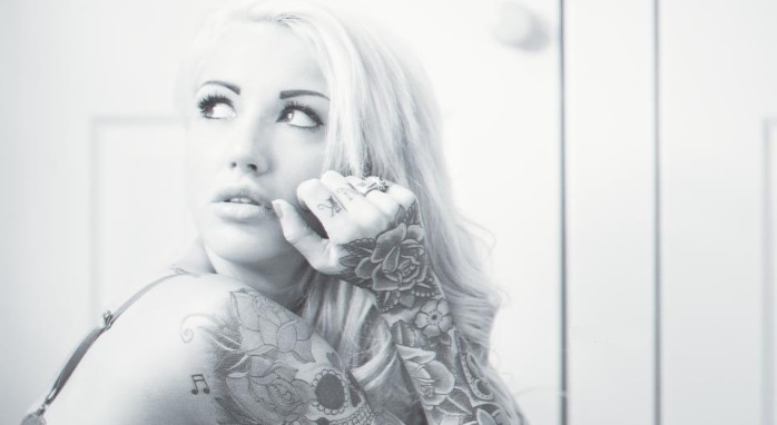 Modelo inglesa denuncia que tuvo que cargar el bebé que abortó en una bolsa