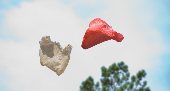 El curioso objeto que jóvenes chinos están usando como ropa: Bolsas de plástico