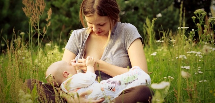 Valientes mujeres posaron amamantando a sus hijos con uniforme del ejército