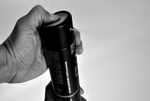 ¡No lo hagas!: El típico error que la gente comete al ponerse desodorante