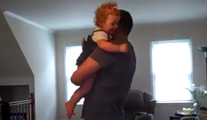 Video de niña que da sus primeros pasos gracias a prótesis se vuelve viral