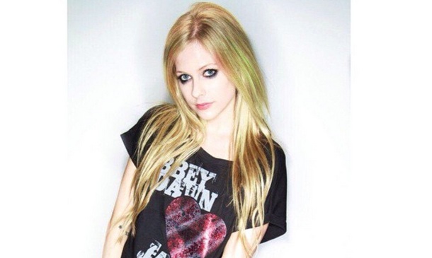 Avril Lavigne sorprendió al compartir en Instagram gran cantidad de muestras sanguíneas