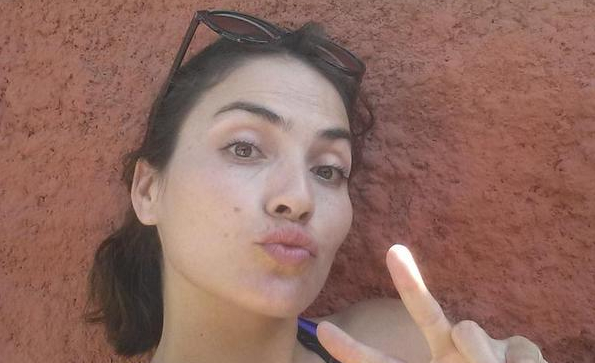 Generoso escote de Carmen Gloria Bresky encandiló en alfombra roja de 