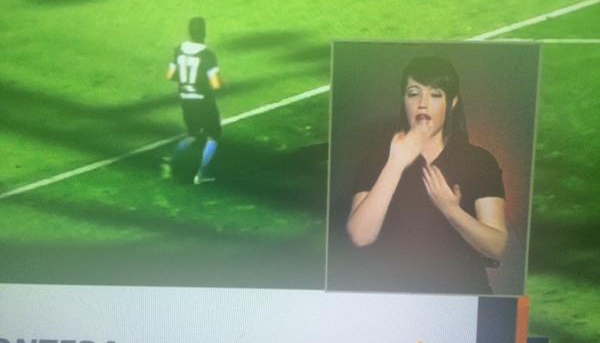 Traductora de señas divide Twitter tras aparecer en TV con camiseta colocolina