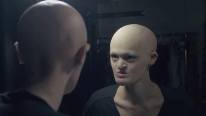 Melanie Gaydos: La modelo que deslumbra en el mundo de la moda sin tener pelo ni dientes