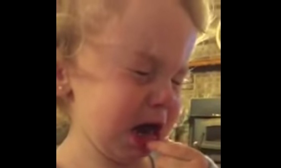 La inesperada reacción de una niña de 2 años luego que su papá rechazara a su 