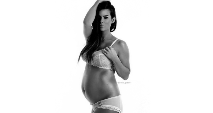 Gurú del fitness reveló cómo luce su cuerpo a dos días del parto de gemelas