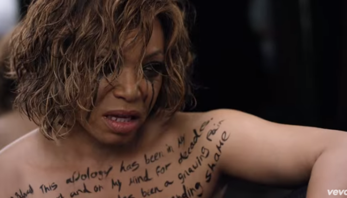 Cantante expuso la carta del hombre que la violó a los 3 años en poderoso videoclip