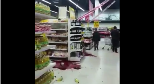 Viral delata a hombre “salvando” una botella de vino durante el terremoto