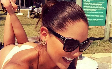 La sensual foto con que Camila Recabarren envió su apoyo por el terremoto