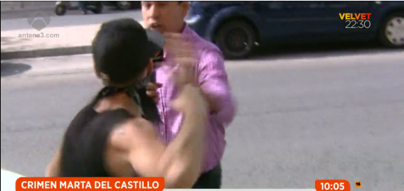 Reportero recibe brutal agresión durante transmisión en vivo en España