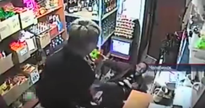 Ex boxeador quiso pasarse de listo con una abuela: Ella lo 