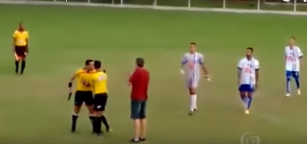 Árbitro amenazó con una pistola a furiosos jugadores en medio de un partido