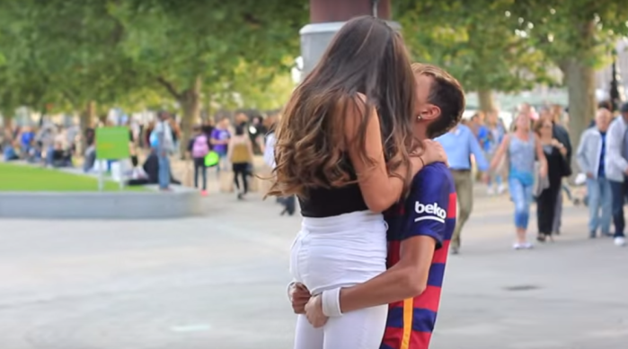 Falso Neymar se aprovecha de su “parecido” y besuquea a mujeres en la calle