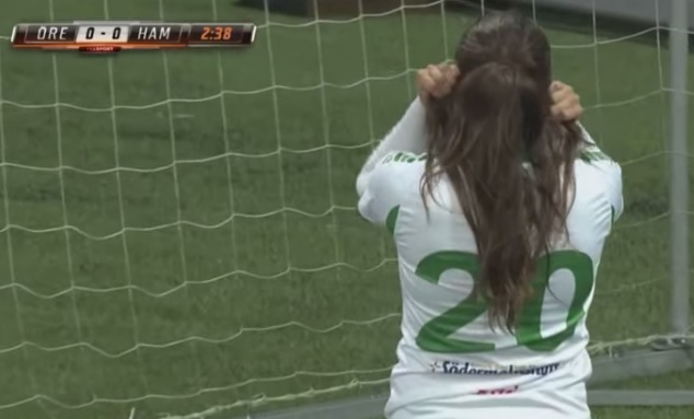 Para tirarse las mechas: Jugadora sueca clavó espectacular gol... pero en su propia meta