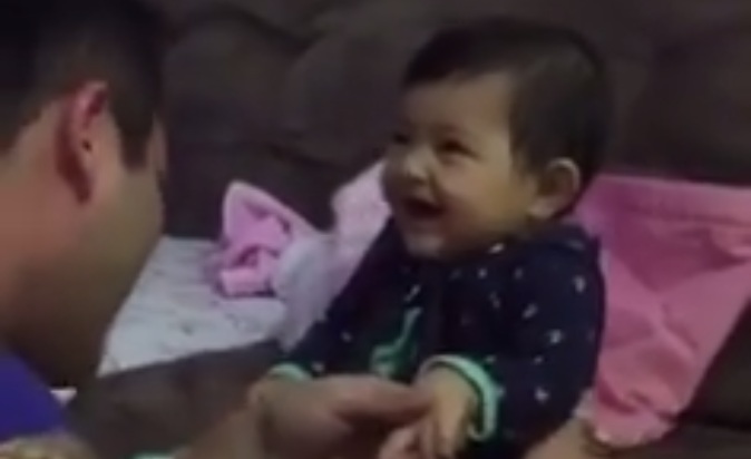 Bebé que asusta a su papá cuando intenta cortar sus uñas se vuelve viral