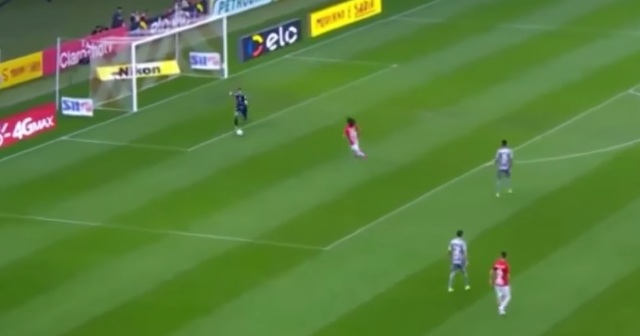 Arquero humilló con espectacular amague a jugador que quiso robarle el balón en Brasil