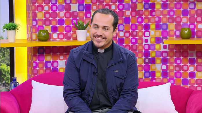 Conoce a Claudio Quintanilla, el cura que tiene Twitter y es fanático de Netflix