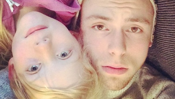 Humillaron a su hermana porque él es gay: Esta fue su brillante respuesta