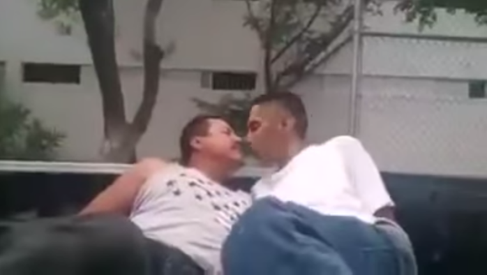 Policía ofrece libertad a detenidos si se dan un beso: Esta fue su decisión