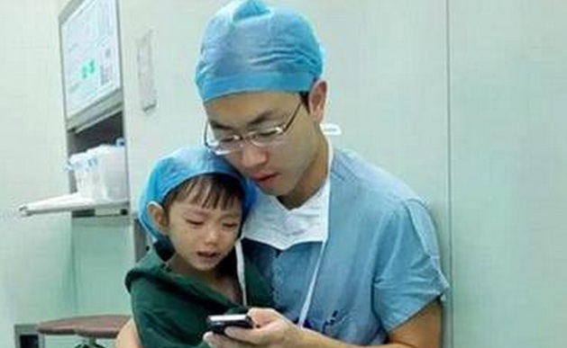 Fotografía de cirujano calmando a una niña antes de su operación se vuelve viral