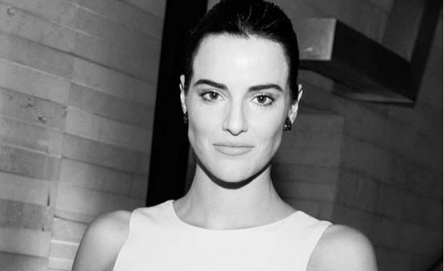 Renata Ruiz deslumbra con sensual primer desnudo para conocida revista