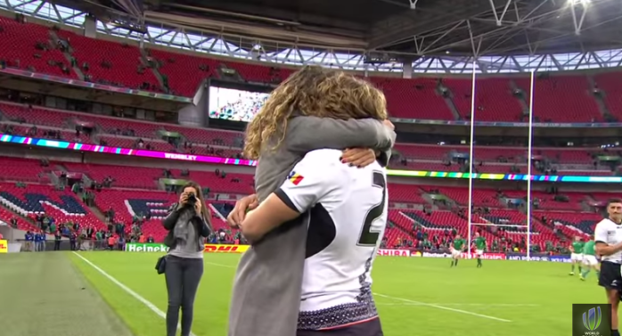Rumano sorprende al pedirle matrimonio a su novia en el Mundial de Rugby