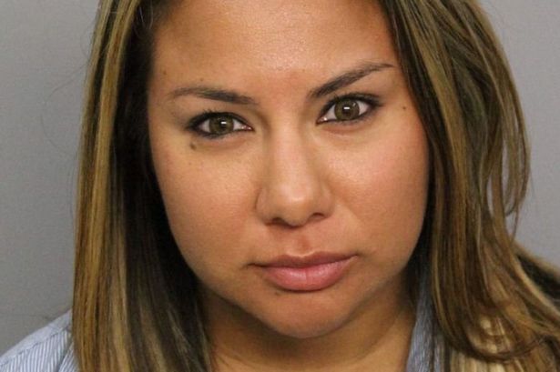 Profesora es acusada de mantener relaciones sexuales con 2 alumnos en EEUU