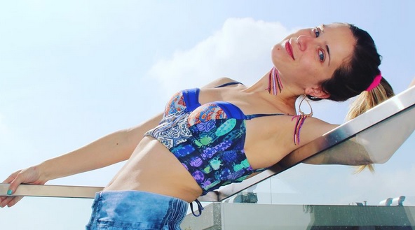 Alison Mandel reveló a sus seguidores qué tiene tatuado en la espalda