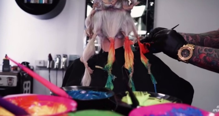 La ardua técnica para teñir el pelo que deslumbra en las redes sociales