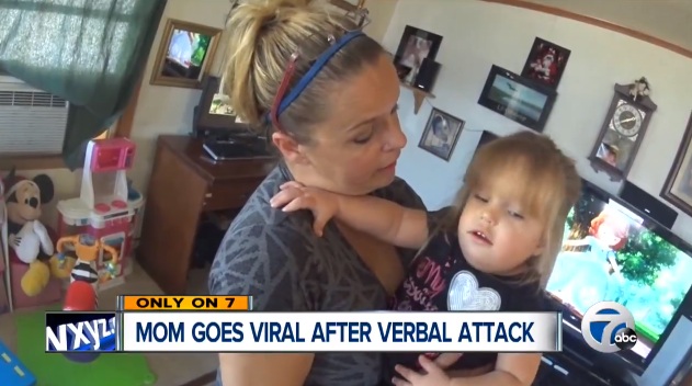 Esta madre escuchó a dos mujeres riéndose de ella por su aspecto: Esto hizo