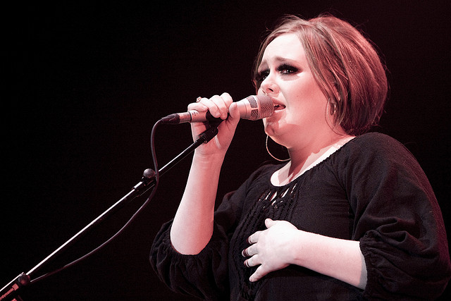 Una renovada Adele reaparece luego de perder 30 kilos