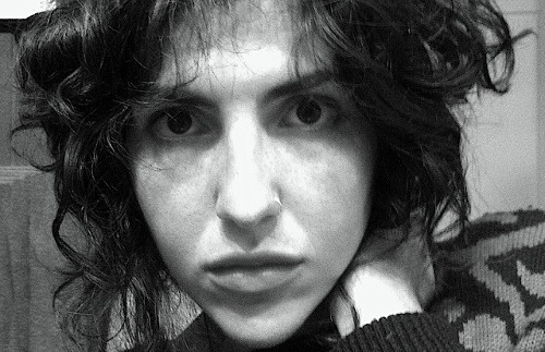 Crítica artista pinta retrato de Donald Trump con sangre de su menstruación