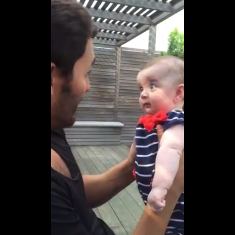 Famoso presentador de TV le explica a su bebé cómo nació: Mira su graciosa reacción