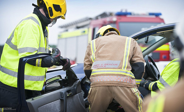 Bombero se roba la película al calmar a niño lesionado tras accidente de tránsito