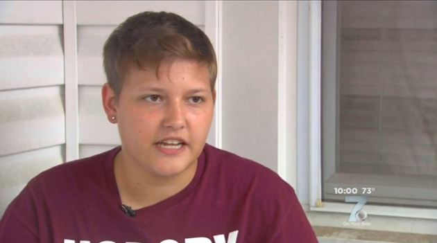 Estudiante es expulsada por usar una polera con revelador mensaje en Estados Unidos