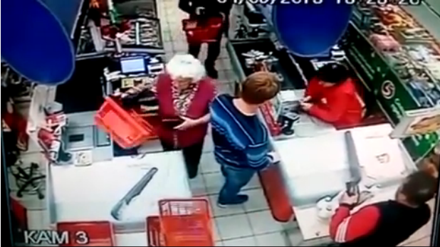 Hombre golpea brutalmente a una anciana en supermercado: Video registró insólito momento