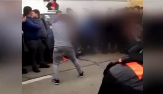 Profesor intentó separar pelea entre dos alumnos de Linares:  terminó siendo agredido