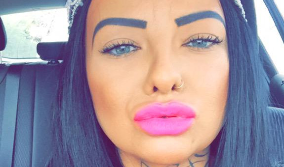 Joven duró 30 minutos contratada: Fue despedida por una 