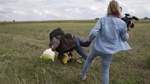 La periodista húngara que golpeó a migrantes explica por qué lo hizo