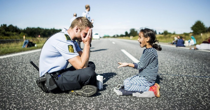 El dulce gesto de policía danés a niña siria que ha dado la vuelta al mundo