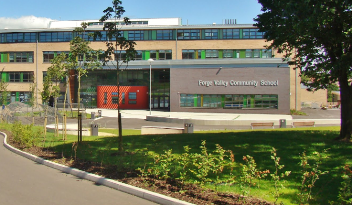 El atrevido corte de pelo por el que una joven fue suspendida de su escuela en Inglaterra